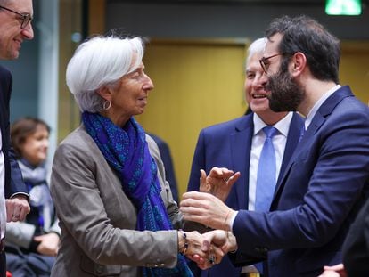 Carlos Cuerpo, ministro de Economía, saluda a Christine Lagarde, presidenta del BCE, el pasado 15 de enero en Bruselas.