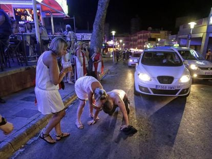 Un turista se apoya en el suelo en estado de embriaguez, en Magaluf.