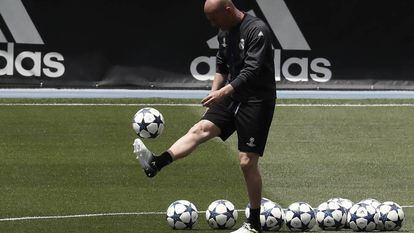 Zidane pelotea en el entrenamiento de este martes en Valdebebas.