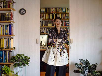 La editora Carolina López, retratada en su casa en Bogotá, Colombia, en abril de 2022.