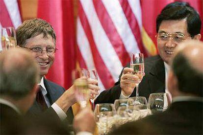 Hu Jintao brinda con el presidente de Microsoft, Bill Gates (izquierda), ayer en la casa de éste en Seattle.
