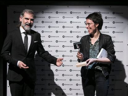 Jordi Cuixart y Eva Baltasar, durante la entrega del premio Òmnium a la Mejor Novela del año.