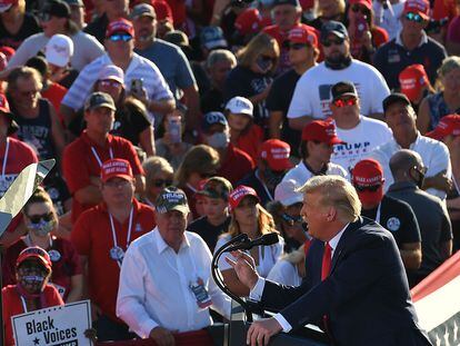 Trump, en un mitin ante miles de seguidores, muchos sin mascarilla, este lunes en Tucson, Arizona.