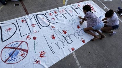 Unas niñas pintan una pancarta a favor de la democracia y la independencia en el colegio de Barcelona el fin de semana del 1-O.