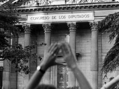 El Gobierno envía a las Cortes su proyecto de despenalización del aborto en 1983. La ley se demora hasta septiembre de 1985. 20.000 españolas viajaron en 1981 a Londres a abortar.