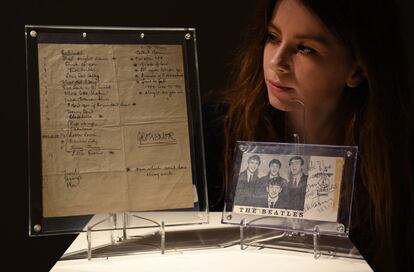 La casa de subastas Bonhams pondrá a la venta dos repertorios de canciones escritos por el ex Beatle Paul McCartney. Se venderán por un precio entre 400.000 y 500.000 euros en una subasta que se celebrará en Los Ángeles, el 28 de octubre.