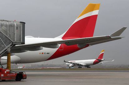 Aviones de Iberia, en el aeropuerto de Barajas.