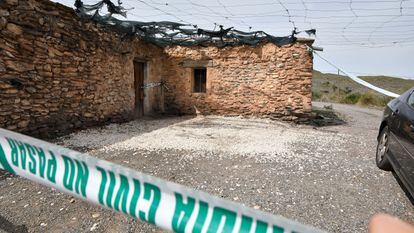 Zona acordonada por la Guardia Civil en Las Alcubillas, pedanía de Almería, donde han sido encontrados los cadáveres de tres personas, dos niñas y un adulto.