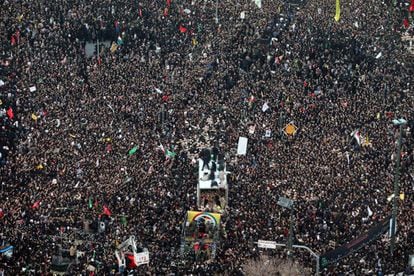 Ciudadanos iraníes portan el féretro de Qasem Soleimaní, en la ciudad de Mashhad, Irán.