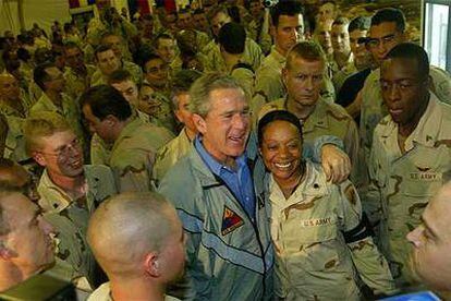 Bush visita a los soldados que combaten en Irak el 27 de noviembre de 2003.