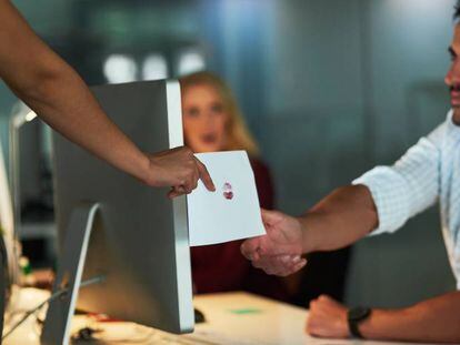 Algunas empresas han tratado de atajar la interferencia de las relaciones personales en el trabajo imponiendo estrictas normas.