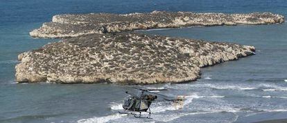 Un helic&oacute;ptero militar marroqu&iacute; sobrevuela la playa de Sfiha frente a los pe&ntilde;ones espa&ntilde;oles.