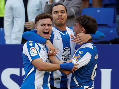 De Tomás celebra con Pedrosa y Puado su gol al Granada.