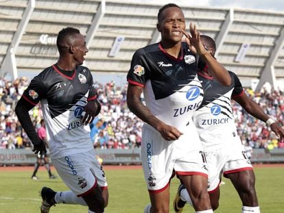 Luis Quiñónes (d) celebra uno de sus goles.