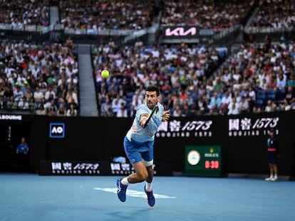 Djokovic devuelve de revés durante el partido contra Rublev en la Rod Laver Arena de Melbourne.
