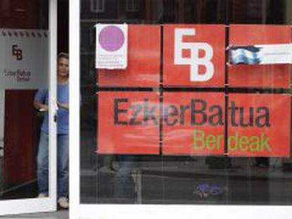 Acceso a la sede de Ezker Batua en Vitoria, durante la jornada de referéndum. 