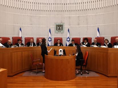 La hasta ahora presidenta del Supremo israelí, Esther Hayut (en el centro), junto al resto del tribunal el pasado 28 de septiembre en Jerusalem.