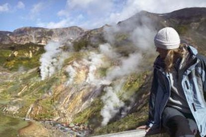 Una turista contemplando el paisaje volcánico del valle de los Géiseres, en Kamchatka (Rusia).