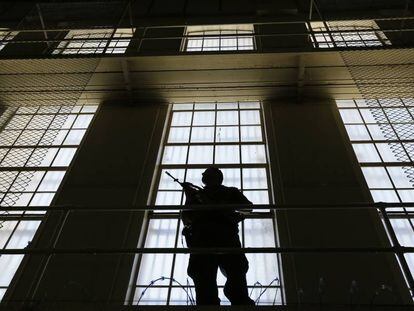 Un guardia en la Prision Estatal de San Quentin, California. 