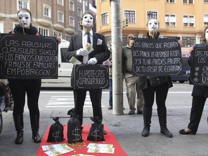 Afectados por la cla&uacute;sula suelo durante una concentraci&oacute;n en Madrid, en 2013, contra las cl&aacute;usulas suelo y los abusos hipotecarios de la banca.