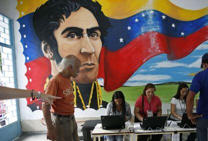 Un mural de Simón Bolívar decora un colegio electoral en Caracas.