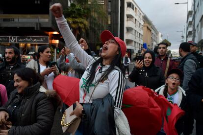 Una marroquí celebra este jueves en Rabat la clasificación de su selección a la siguiente del Mundial de Qatar.
