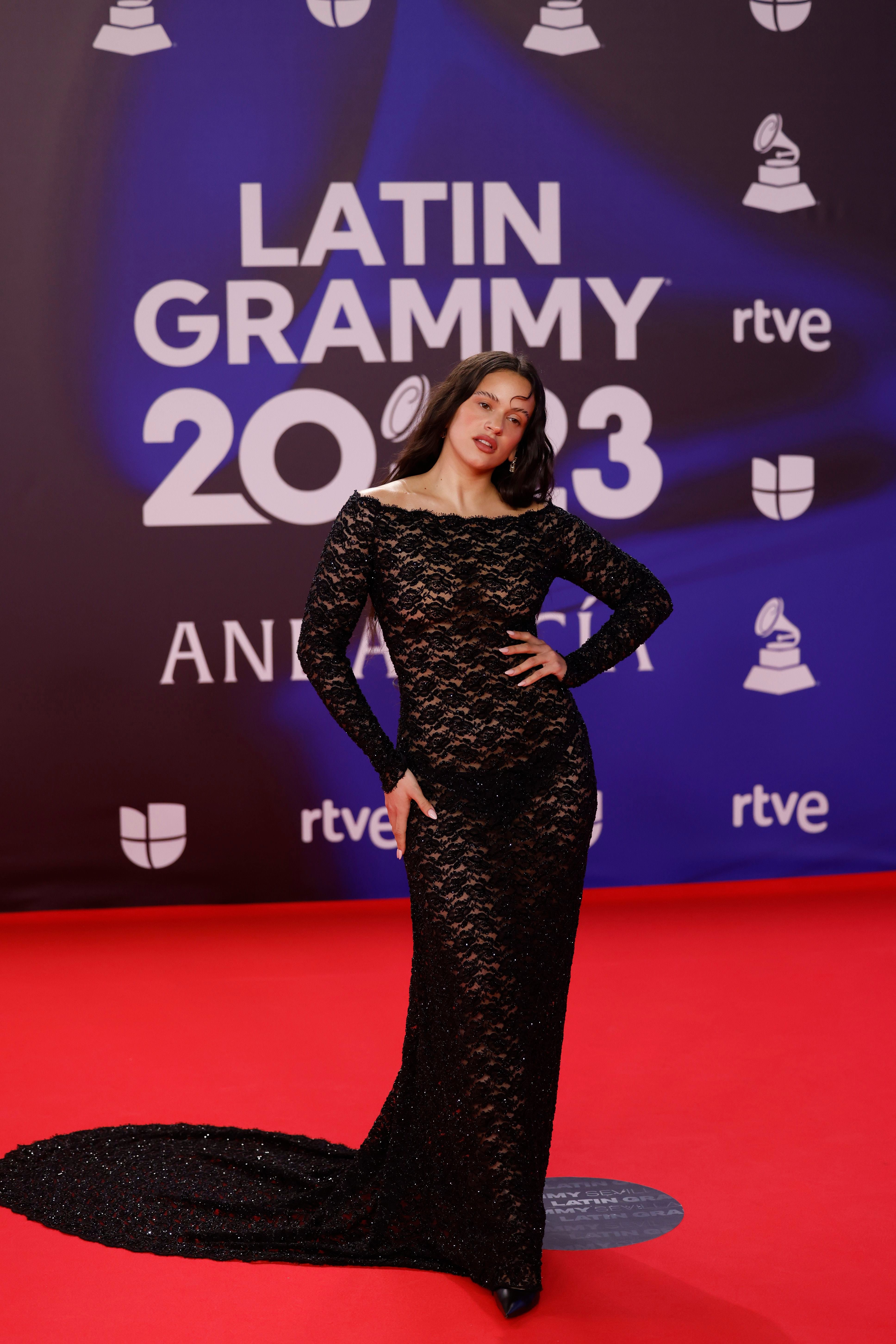 La artista Rosalía posa para las cámaras a su llegada a los Grammy Latinos. /Paco Puentes