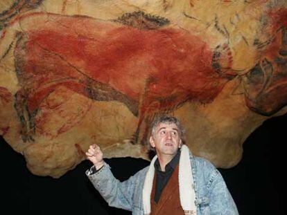 Juan Luis Arsuaga, ante una reproducción de uno de los bisontes de Altamira, en el Arqueológico.
