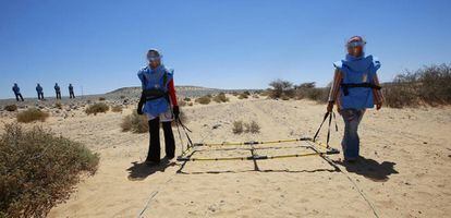 Dos operarias saharauis manejan un artefacto que puede encontrar minas a dos metros de distancia.