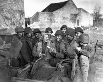 La actriz alemana Marlene Dietrich entretiene a las tropas estadounidenses en el frente europeo en 1945.