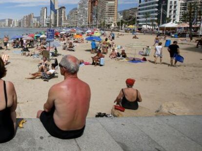 Turistas en la playa de Benidorm (Alicante)