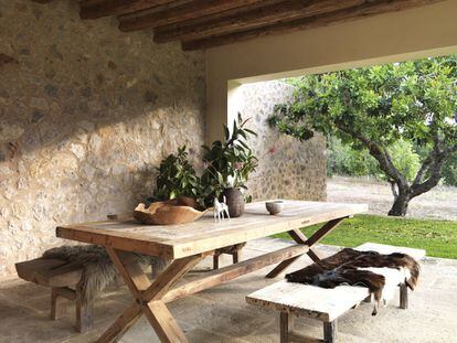 Porches, terrazas, un jardín y un patio rodean la vivienda proyectada por Sergi Bastida con interiorismo del propietario.