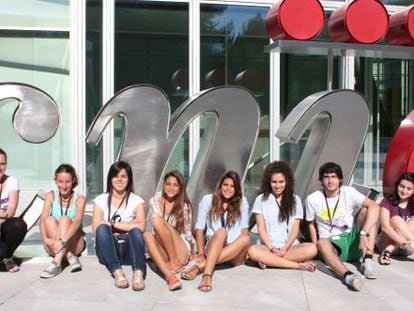 Los ocho jóvenes que han participado en el programa Acércate del CNIC.