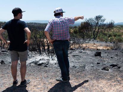 Unos vecinos observan los daños causados por el incendio de Ribera d'Ebre.