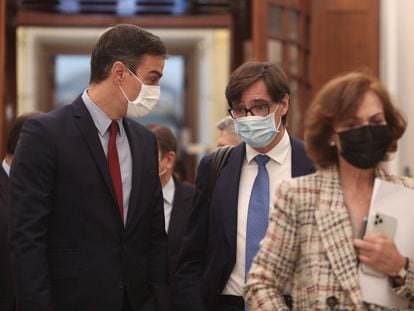 El presidente del Gobierno, Pedro Sánchez, el ministro de Sanidad, Salvador Illa, y la vicepresidenta primera del Gobierno, Carmen Calvo, a su llegada a una sesión de control al Gobierno en el Congreso de los Diputados, este miércoles en Madrid, (España).