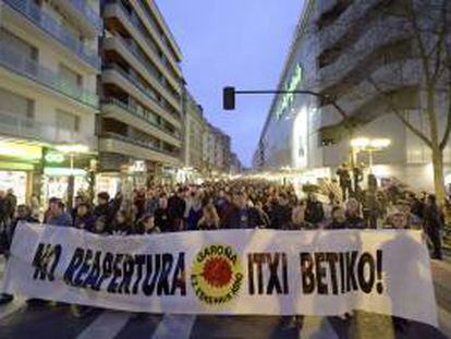 Centenares de personas se han manifestado esta tarde por el centro de Vitoria para exigir que la central nuclear de Santa María de Garoña (Burgos) no reanude su actividad.