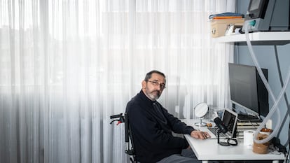 José Luis Gutiérrez, profesor de Bellas Artes de la UCM, en su casa en Madrid.