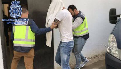 Agentes de la Policía Nacional trasladan al detenido británico en Marbella. 