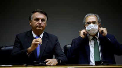 El presidente Bolsonaro y su ministro de Economía, Paulo Guedes, el pasado 22 de octubre durante una comparecencia sobre el techo de gastos en Brasilia.