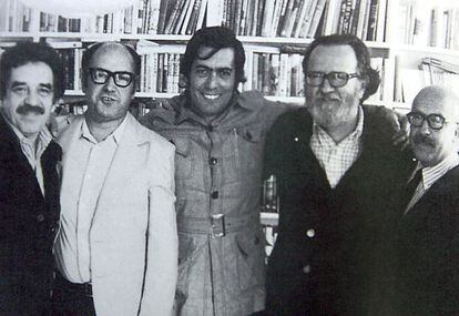 De izquierda a derecha, Gabriel García Márquez, Jorge Edwards, Mario Vargas Llosa, José Donoso y Ricardo Muñoz Suay, en 1974.