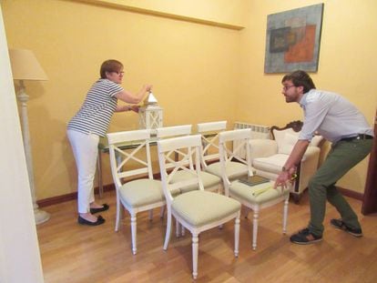 Miguel Gil, de Vaciatucasa, ayuda a clasificar, medir y tasar el mobiliario en casa de una clienta. 