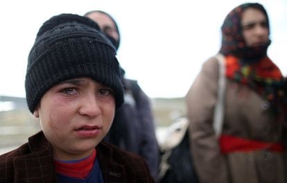 Un niño refugiado llora a su llegada a Erzurum (Turquía). El gobierno turco ha deportado a más de 7.000 refugiados afganos, de los 20.000 refugiados de Afganistán, Pakistán o Bangladesh que han llegado al país en los últimos tres meses. 