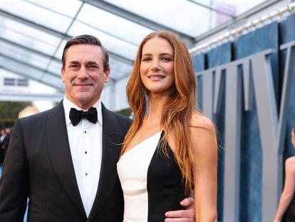Jon Hamm y Anna Osceola durante la fiesta de los Oscar de 'Vanity Fair', el 12 de marzo de 2023 en Beverly Hills (California).