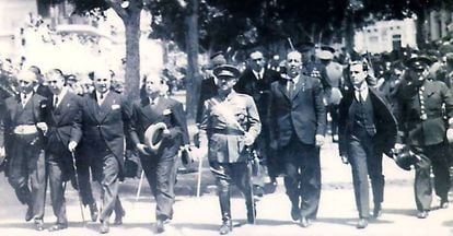 El alcalde republicano José Carlos Schwartz y el gobernador civil Manuel Vázquez Moro flanqueando a Francisco Franco.