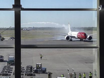 La aeronave de Norwegian ayer en el aeropuerto de Ezeiza, antes de su vuelo inaugural.