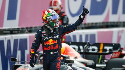Checo Pérez saluda a los aficionados mexicanos de Fórmula 1, en el Autódromo Hermanos Rodríguez, en Ciudad de México.