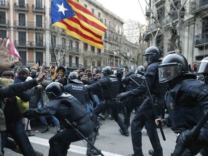 Protestas en Barcelona por la detención del expresidente catalán Carles Puigdemont.