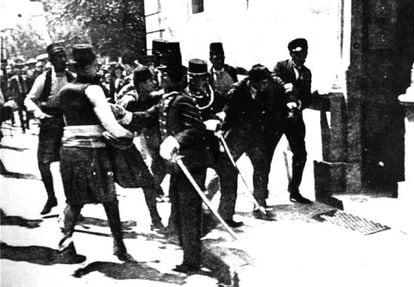 Atentado de Sarajevo: detención de Gavrilo Princip ( 2d) , responsable del asesinato del Franz Ferdinand en Sarajevo, el 28 de junio de 1914, suceso que provocó el inicio de la Primera Guerra Mundial