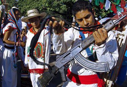 Un joven desfila en el aniversario de las autodefensas en Michoac&aacute;n