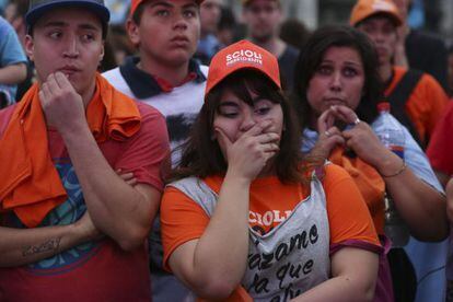 Seguidores de Daniel Scioli lamentan este domingo el resultado electoral en un acto en la Plaza de Mayo de Buenos Aires.